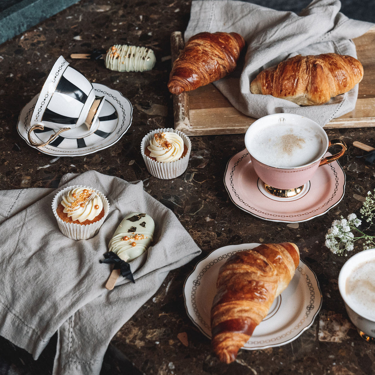 Hilke Collection Kopp med fat - Strisce Nero