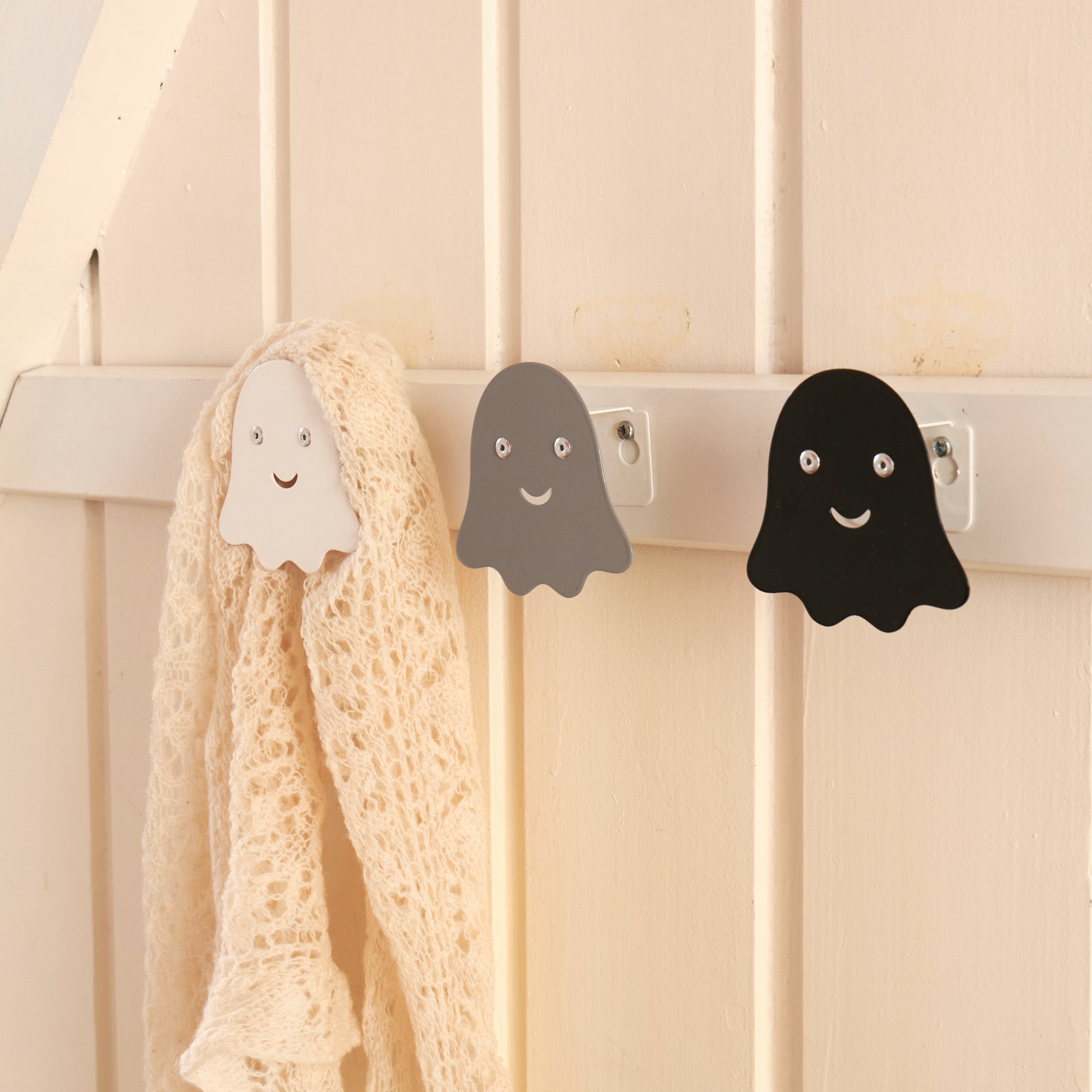 Roommate Ghost hook, svart