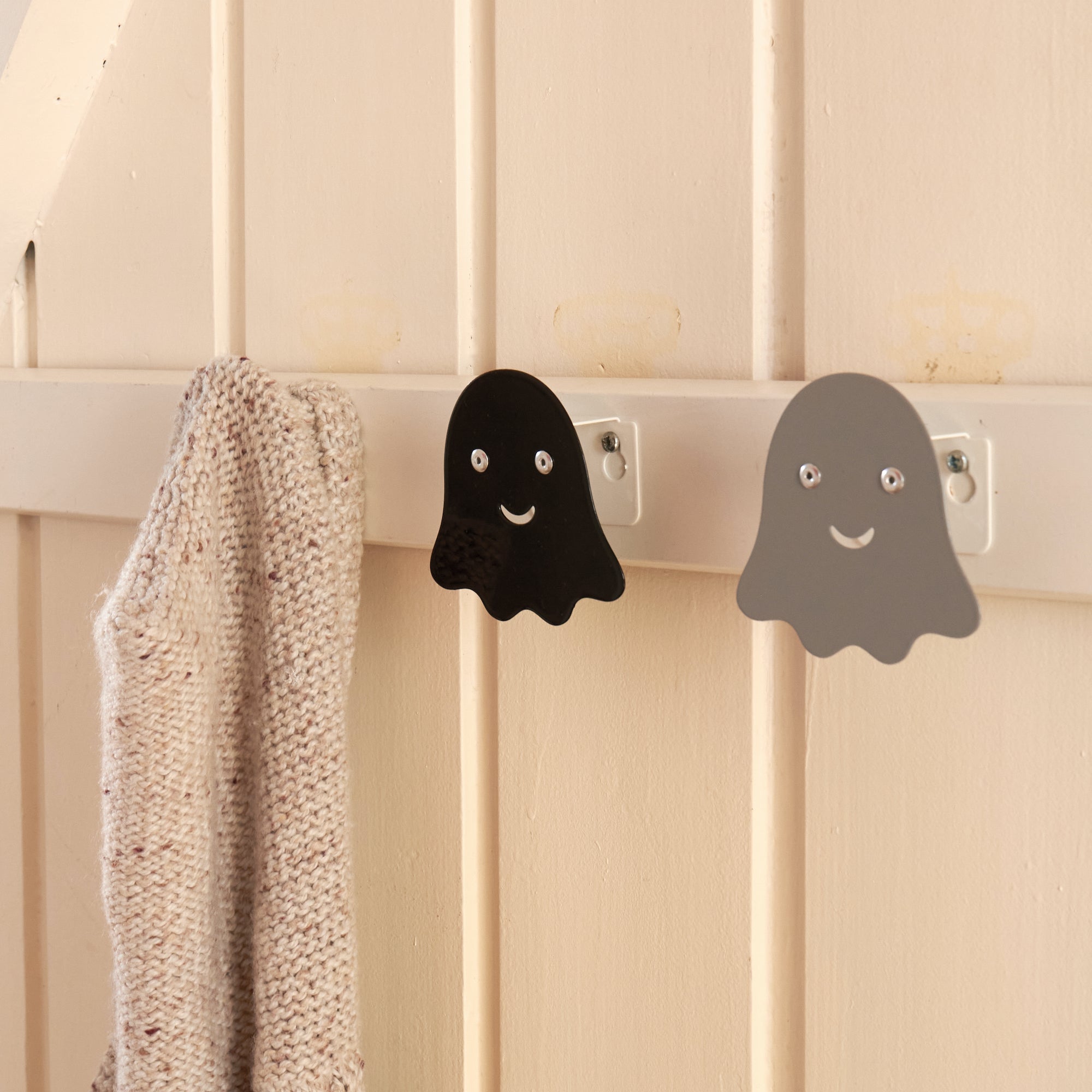 Roommate Ghost hook, svart