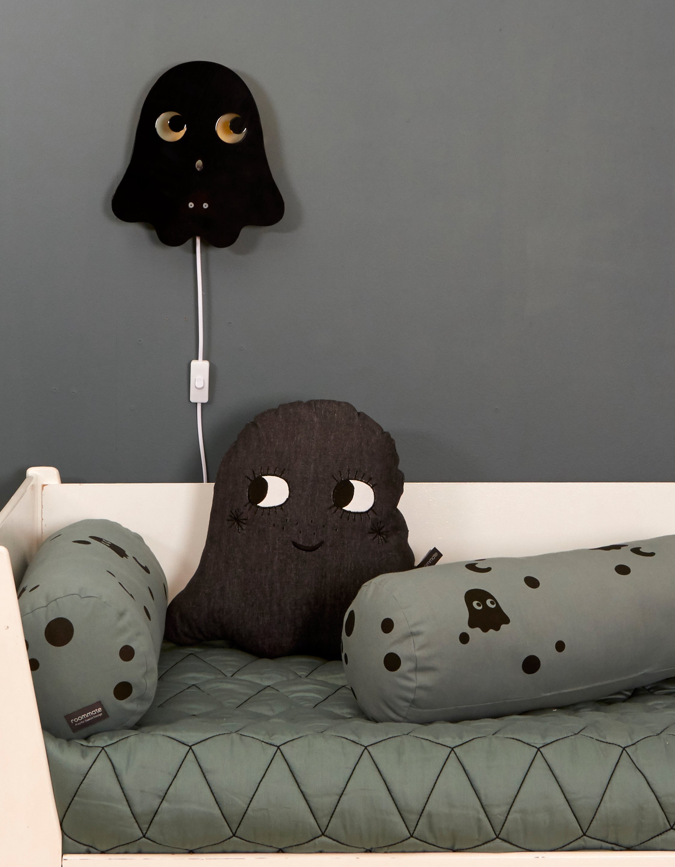 Roommate Ghost lampa svart