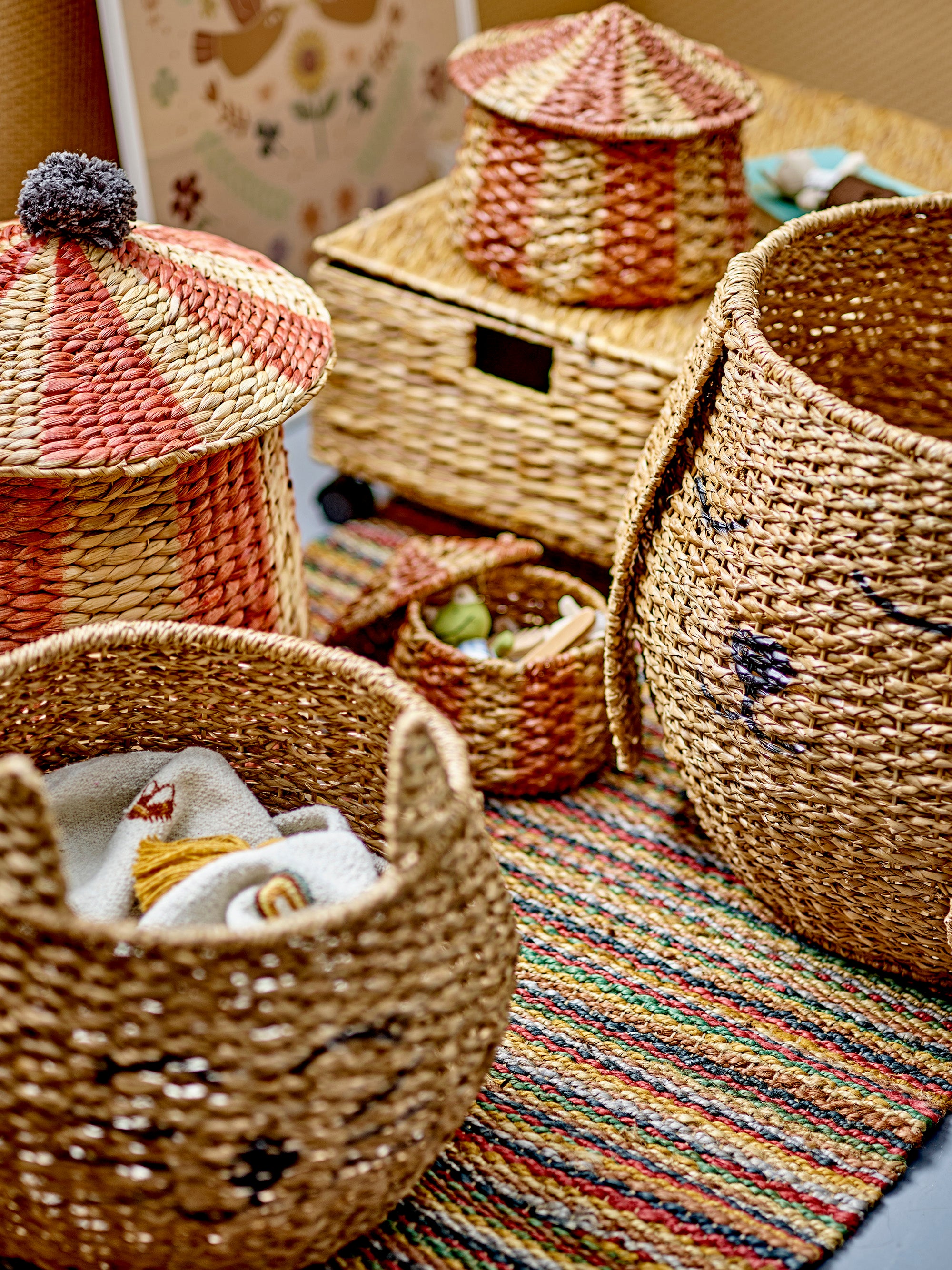 Bloomingville MINI BIRSEN Korg med Lock, Röd, Vattenhyacint